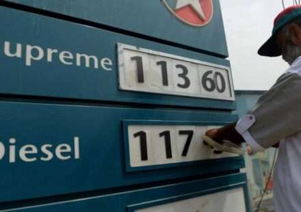 एक पेट्रोल पंप पर लगे बोर्ड में पाकिस्तान पेट्रोल-डीजल कीमत की नई दरें दिखाई दे रही हैं, जो हालिया कटौती के बाद अपडेट हुई हैं।