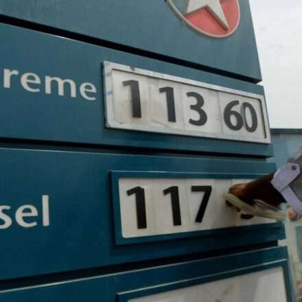 एक पेट्रोल पंप पर लगे बोर्ड में पाकिस्तान पेट्रोल-डीजल कीमत की नई दरें दिखाई दे रही हैं, जो हालिया कटौती के बाद अपडेट हुई हैं।