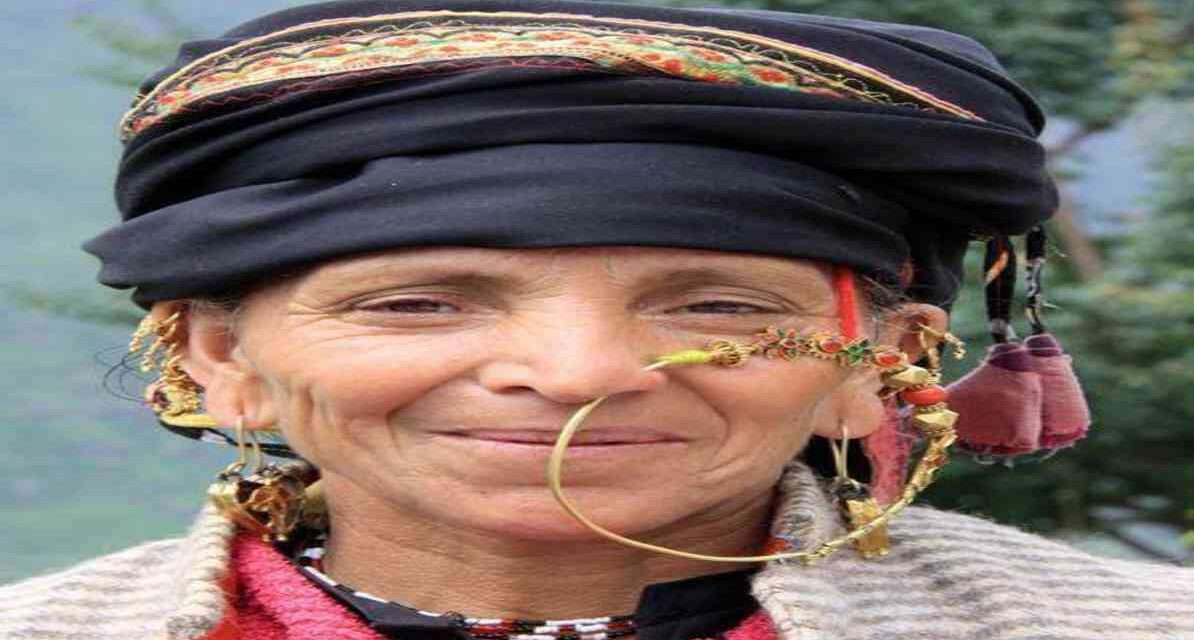 जौनसार बावर क्षेत्र की एक पारंपरिक शादी, जहां महिलाएं सीमित और सादगीपूर्ण गहनों में नजर आ रही हैं।