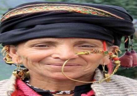 जौनसार बावर क्षेत्र की एक पारंपरिक शादी, जहां महिलाएं सीमित और सादगीपूर्ण गहनों में नजर आ रही हैं।