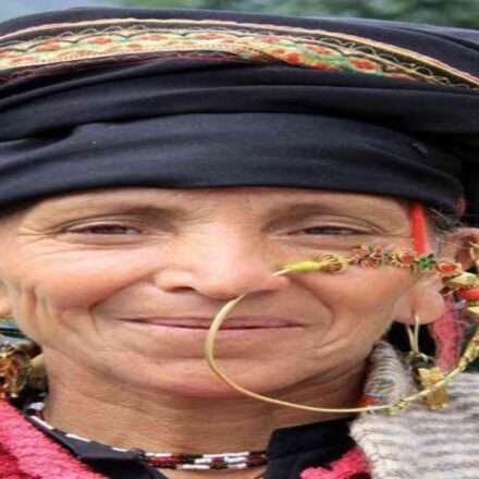 जौनसार बावर क्षेत्र की एक पारंपरिक शादी, जहां महिलाएं सीमित और सादगीपूर्ण गहनों में नजर आ रही हैं।