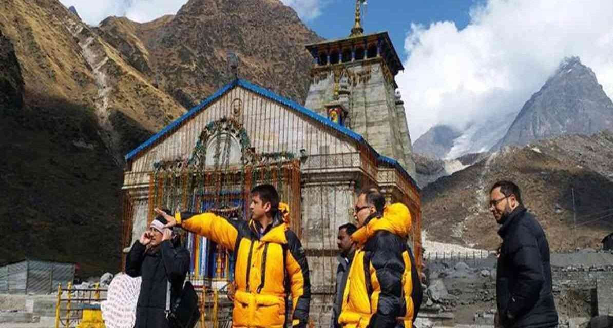 ड्रोन और CCTV कैमरों से लैस केदारनाथ धाम यात्रा मार्ग पर सुरक्षा व्यवस्था और पुलिस तैनाती का दृश्य।