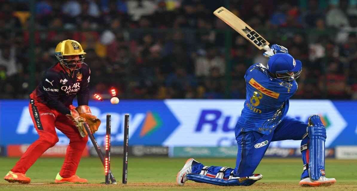 RCB के लिए खेलते हुए टिम डेविड बड़े शॉट लगाते हुए, स्टेडियम में जोशपूर्ण माहौल