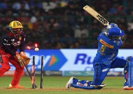 RCB के लिए खेलते हुए टिम डेविड बड़े शॉट लगाते हुए, स्टेडियम में जोशपूर्ण माहौल