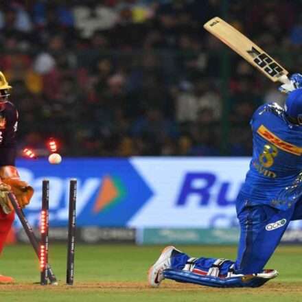 RCB के लिए खेलते हुए टिम डेविड बड़े शॉट लगाते हुए, स्टेडियम में जोशपूर्ण माहौल