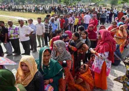 असम, केरल और पुडुचेरी में भारी संख्या में मतदान करते हुए लोग, उच्च मतदान प्रतिशत को दर्शाता दृश्य