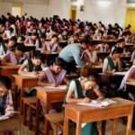 एक छात्रा पढ़ाई करते हुए, जो टॉपर बनने की मेहनत और समर्पण को दर्शाता है।