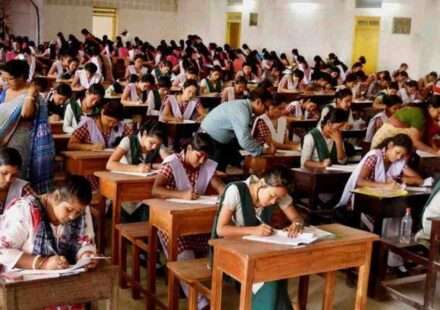 एक छात्रा पढ़ाई करते हुए, जो टॉपर बनने की मेहनत और समर्पण को दर्शाता है।