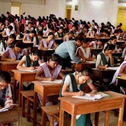 एक छात्रा पढ़ाई करते हुए, जो टॉपर बनने की मेहनत और समर्पण को दर्शाता है।