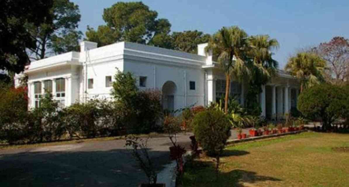 दिल्ली के पॉश इलाके लुटियंस दिल्ली में डकैती के बाद पुलिस जांच करती हुई, घर के बाहर सुरक्षा व्यवस्था का दृश्य