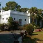 दिल्ली के पॉश इलाके लुटियंस दिल्ली में डकैती के बाद पुलिस जांच करती हुई, घर के बाहर सुरक्षा व्यवस्था का दृश्य