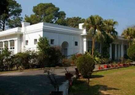 दिल्ली के पॉश इलाके लुटियंस दिल्ली में डकैती के बाद पुलिस जांच करती हुई, घर के बाहर सुरक्षा व्यवस्था का दृश्य