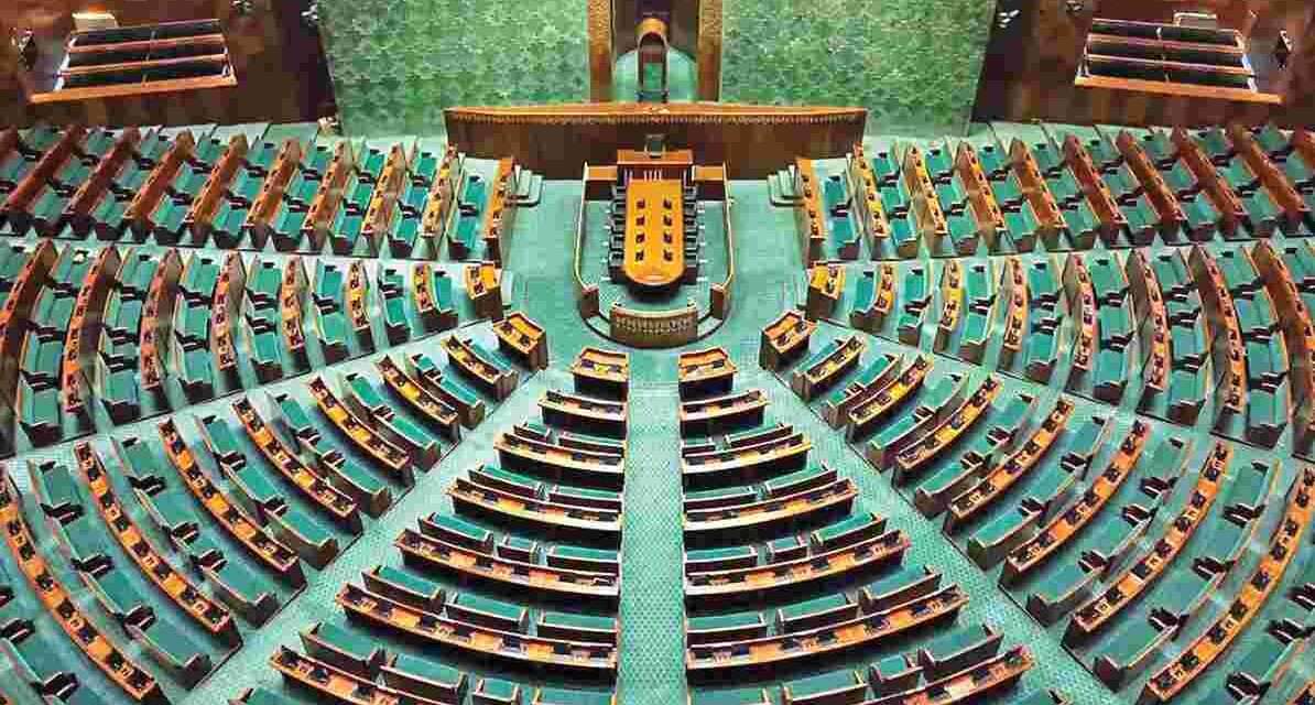 भारतीय संसद भवन के साथ लोकसभा सीटों में बढ़ोतरी को दर्शाता प्रतीकात्मक ग्राफिक
