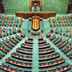 भारतीय संसद भवन के साथ लोकसभा सीटों में बढ़ोतरी को दर्शाता प्रतीकात्मक ग्राफिक