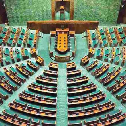 भारतीय संसद भवन के साथ लोकसभा सीटों में बढ़ोतरी को दर्शाता प्रतीकात्मक ग्राफिक