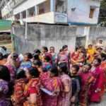 पोलिंग बूथ के बाहर बड़ी संख्या में खड़े मतदाता, जो बंगाल रिकॉर्ड मतदान को दर्शाते हैं