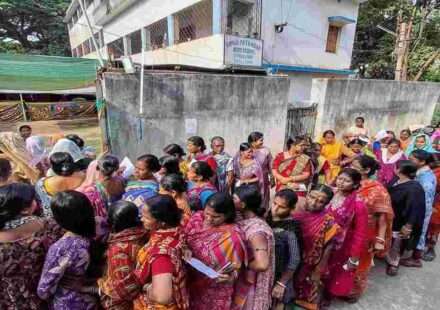 पोलिंग बूथ के बाहर बड़ी संख्या में खड़े मतदाता, जो बंगाल रिकॉर्ड मतदान को दर्शाते हैं