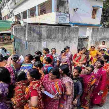 पोलिंग बूथ के बाहर बड़ी संख्या में खड़े मतदाता, जो बंगाल रिकॉर्ड मतदान को दर्शाते हैं