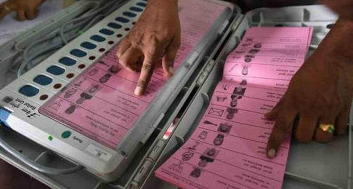 मतगणना टेबल पर रखे मतपत्रों की जांच करते अधिकारी, जहां छेड़छाड़ का मामला सामने आया