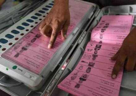 मतगणना टेबल पर रखे मतपत्रों की जांच करते अधिकारी, जहां छेड़छाड़ का मामला सामने आया