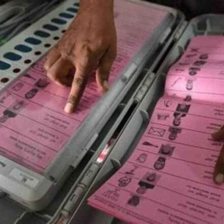 मतगणना टेबल पर रखे मतपत्रों की जांच करते अधिकारी, जहां छेड़छाड़ का मामला सामने आया