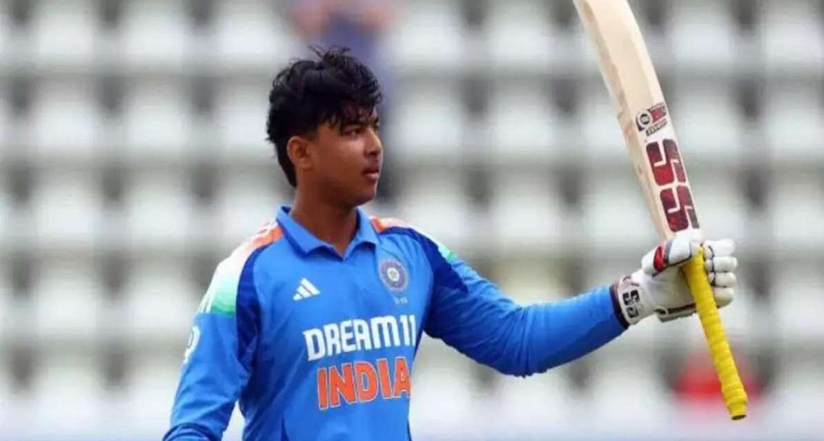 RR vs RCB मैच | युवा स्टार वैभव सूर्यवंशी का जलवा, कोहली ने दिया खास तोहफा गुवाहाटी में खेले गए RR vs RCB मैच के दौरान वैभव सूर्यवंशी का आक्रामक शॉट खेलते हुए दृश्य, पीछे फील्डर नजर आ रहे हैं।