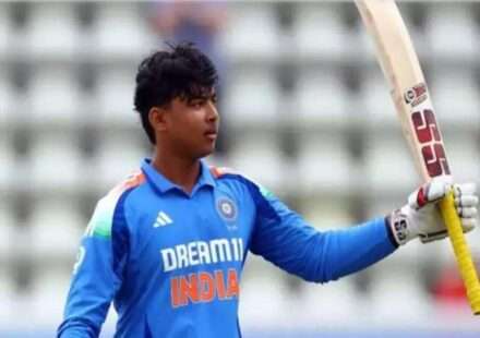 गुवाहाटी में खेले गए RR vs RCB मैच के दौरान वैभव सूर्यवंशी का आक्रामक शॉट खेलते हुए दृश्य, पीछे फील्डर नजर आ रहे हैं।