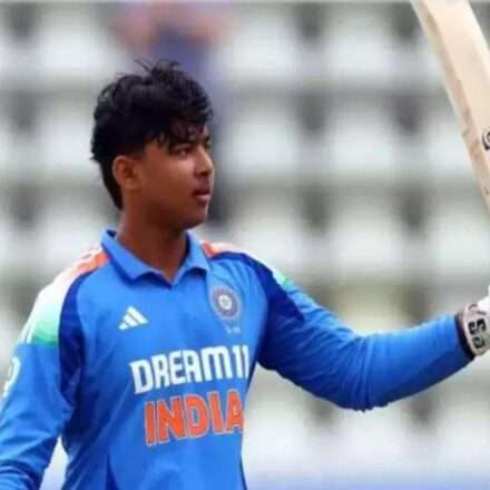 गुवाहाटी में खेले गए RR vs RCB मैच के दौरान वैभव सूर्यवंशी का आक्रामक शॉट खेलते हुए दृश्य, पीछे फील्डर नजर आ रहे हैं।