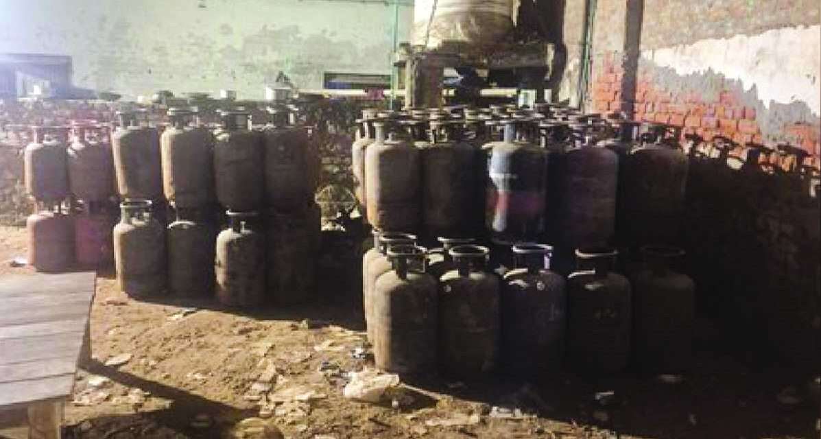 दिल्ली के बावना इलाके में पुलिस द्वारा जब्त किए गए घरेलू और कॉमर्शियल गैस सिलेंडरों का दृश्य