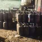 दिल्ली के बावना इलाके में पुलिस द्वारा जब्त किए गए घरेलू और कॉमर्शियल गैस सिलेंडरों का दृश्य
