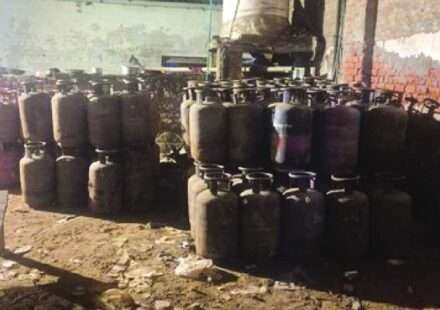 दिल्ली के बावना इलाके में पुलिस द्वारा जब्त किए गए घरेलू और कॉमर्शियल गैस सिलेंडरों का दृश्य