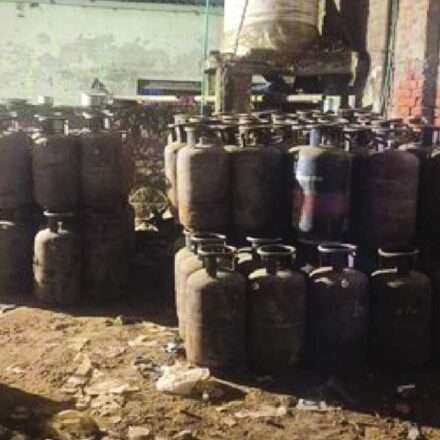 दिल्ली के बावना इलाके में पुलिस द्वारा जब्त किए गए घरेलू और कॉमर्शियल गैस सिलेंडरों का दृश्य