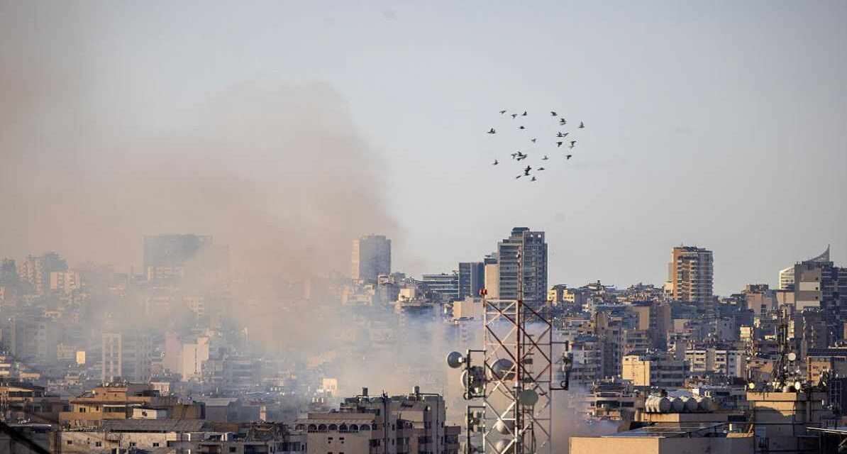 लेबनान में हमलों के बाद धुआं उठता दृश्य, जो ईरान-इजरायल तनाव को दर्शाता है