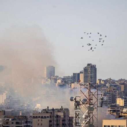 लेबनान में हमलों के बाद धुआं उठता दृश्य, जो ईरान-इजरायल तनाव को दर्शाता है
