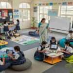 छात्र कक्षा में पढ़ते हुए, नई शिक्षा नीति के तहत बहुभाषी और स्किल आधारित शिक्षा को दर्शाता दृश्य