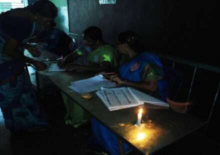 एक मतदान केंद्र जहां बिजली नहीं है और कम रोशनी में चुनाव की तैयारी की जा रही है