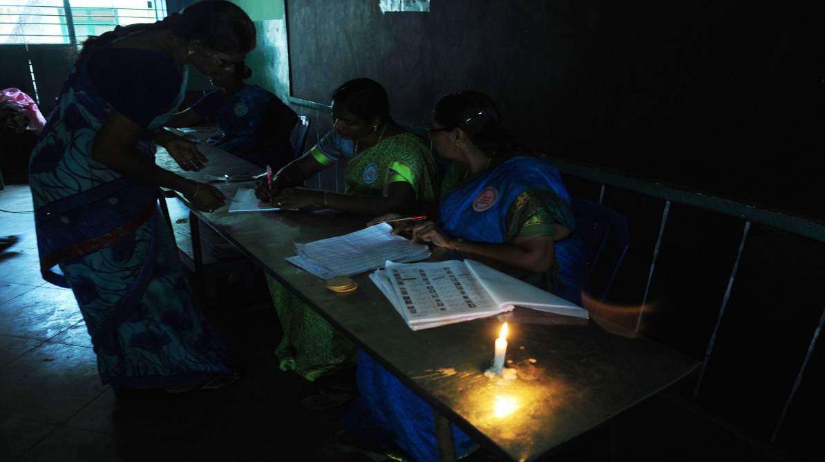 कोलकाता बूथ बिजली समस्या | 100 से ज्यादा मतदान केंद्रों पर बिजली नहीं, आयोग सख्त