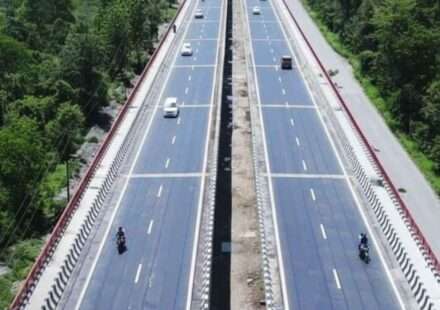 दिल्ली-देहरादून इकोनॉमिक कॉरिडोर का आधुनिक एक्सप्रेसवे, जो उत्तर भारत के प्रमुख शहरों को जोड़ता है।