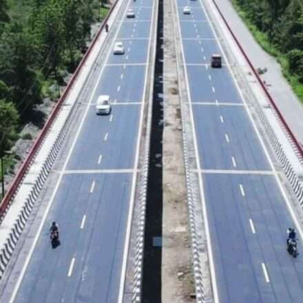 दिल्ली-देहरादून इकोनॉमिक कॉरिडोर का आधुनिक एक्सप्रेसवे, जो उत्तर भारत के प्रमुख शहरों को जोड़ता है।