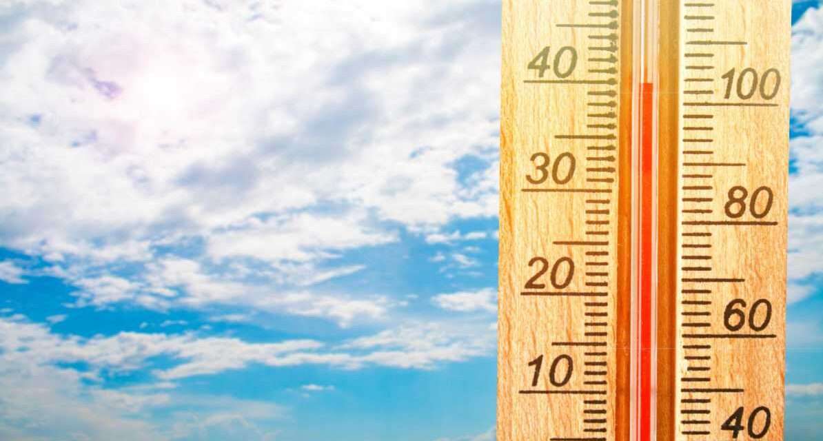 तेज धूप में सूखी जमीन और गर्म हवाओं के बीच चलती सड़क, जो हीटवेव की स्थिति को दर्शाती है।