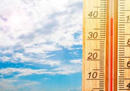 तेज धूप में सूखी जमीन और गर्म हवाओं के बीच चलती सड़क, जो हीटवेव की स्थिति को दर्शाती है।