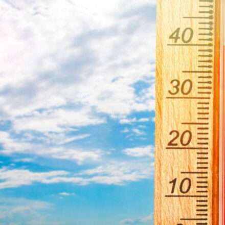 तेज धूप में सूखी जमीन और गर्म हवाओं के बीच चलती सड़क, जो हीटवेव की स्थिति को दर्शाती है।