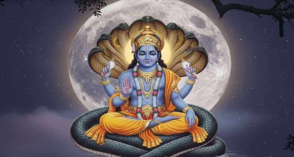 पूर्णिमा की रात में भगवान बुद्ध और विष्णु पूजा के साथ जल दान करते श्रद्धालु