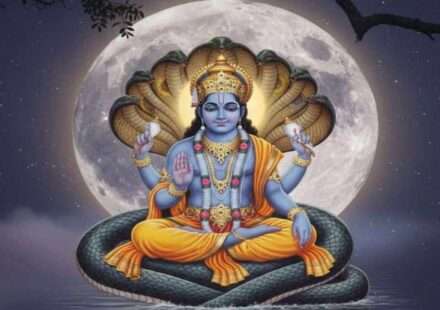 पूर्णिमा की रात में भगवान बुद्ध और विष्णु पूजा के साथ जल दान करते श्रद्धालु