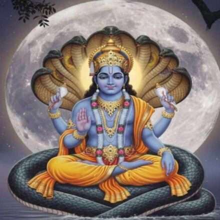 पूर्णिमा की रात में भगवान बुद्ध और विष्णु पूजा के साथ जल दान करते श्रद्धालु