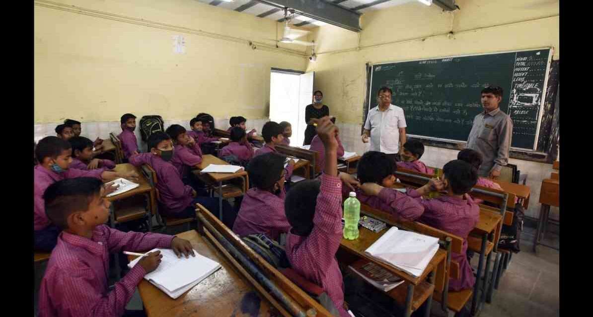 एक शिक्षक क्लासरूम में पढ़ाते हुए, बैकग्राउंड में राजस्थान का शैक्षणिक माहौल दर्शाता हुआ दृश्य, जो RSSB Teaching Associate भर्ती को दर्शाता है।