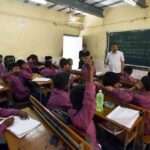 एक शिक्षक क्लासरूम में पढ़ाते हुए, बैकग्राउंड में राजस्थान का शैक्षणिक माहौल दर्शाता हुआ दृश्य, जो RSSB Teaching Associate भर्ती को दर्शाता है।