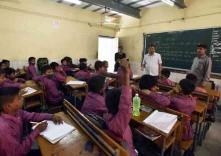 एक शिक्षक क्लासरूम में पढ़ाते हुए, बैकग्राउंड में राजस्थान का शैक्षणिक माहौल दर्शाता हुआ दृश्य, जो RSSB Teaching Associate भर्ती को दर्शाता है।
