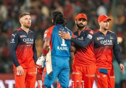 IPL 2026 के मैच में पंजाब किंग्स के खिलाफ रिकॉर्ड जीत के बाद दिल्ली कैपिटल्स के खिलाड़ी मैदान पर जश्न मनाते हुए दिखाई दे रहे हैं।