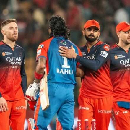 IPL 2026 के मैच में पंजाब किंग्स के खिलाफ रिकॉर्ड जीत के बाद दिल्ली कैपिटल्स के खिलाड़ी मैदान पर जश्न मनाते हुए दिखाई दे रहे हैं।